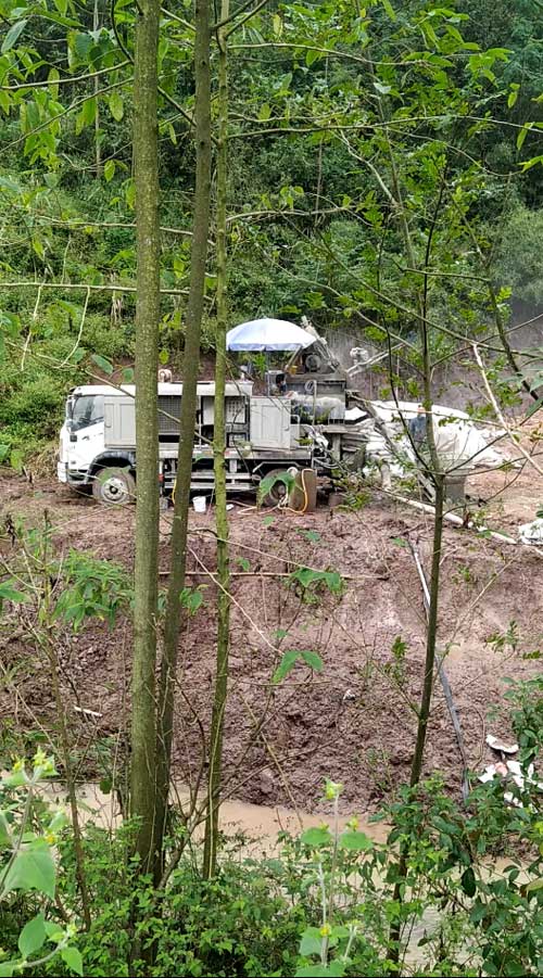 野外打混凝土中的的混凝土攪拌輸送一體泵車